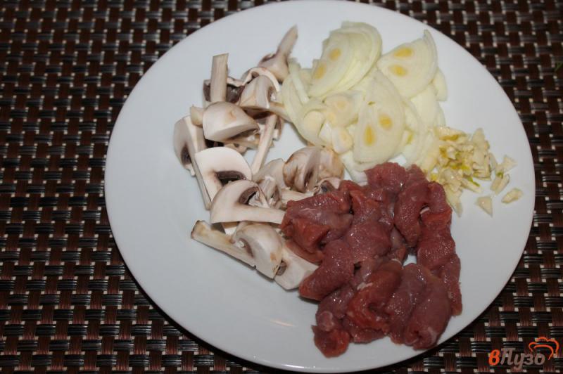 Фото приготовление рецепта: Картофель с телятиной в сливочном соусе шаг №3