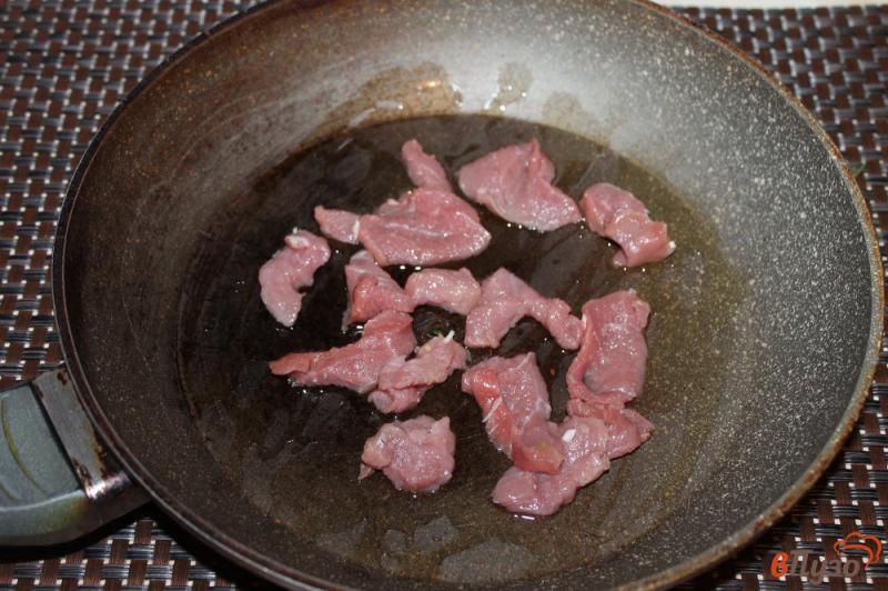 Фото приготовление рецепта: Картофель с телятиной в сливочном соусе шаг №4