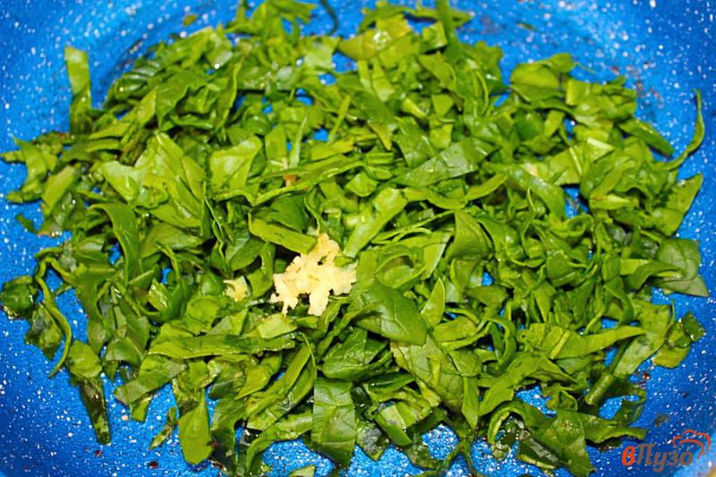 Фото приготовление рецепта: Салат из шпината с бужениной и яцом шаг №1
