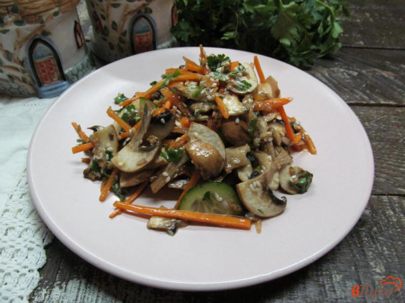 Фото приготовление рецепта: Острый салат из моркови с грибами и огурцом шаг №5