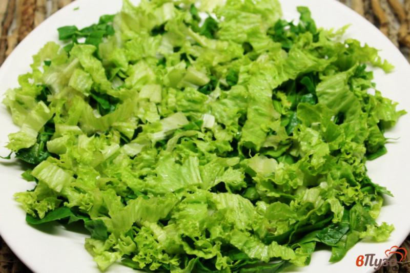 Фото приготовление рецепта: Зеленый салат с фетой, прошутто и клюквой шаг №1