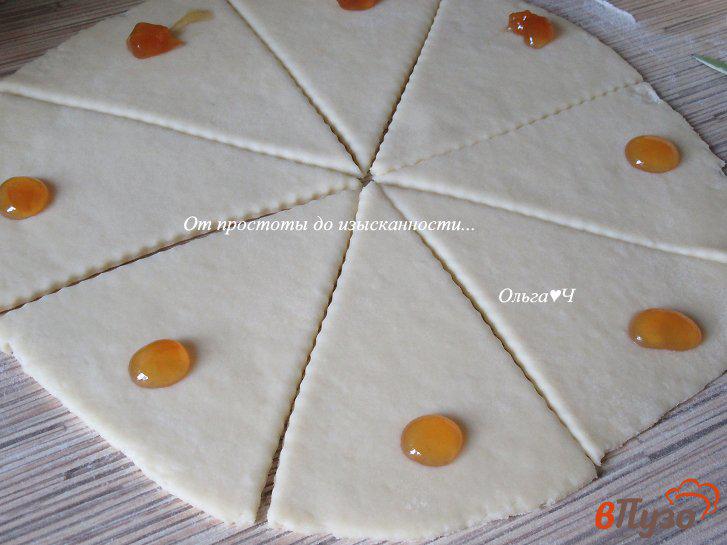 Фото приготовление рецепта: Творожные булочки с абрикосовым джемом шаг №4