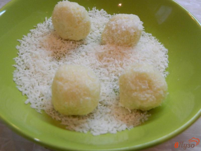 Фото приготовление рецепта: Кокосовые шарики с грецкими орехами шаг №5