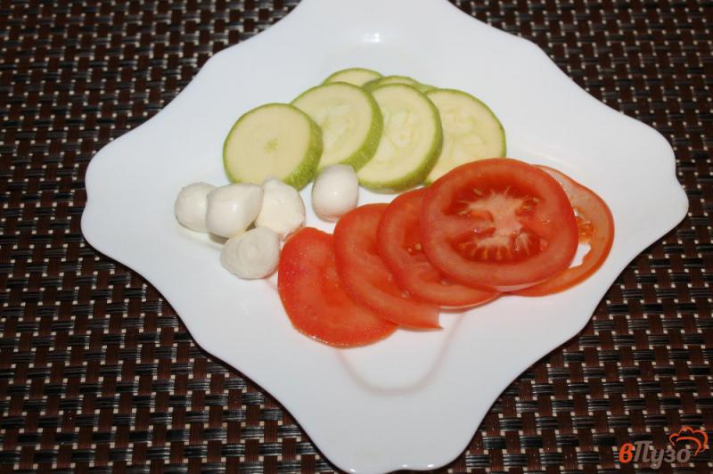 Фото приготовление рецепта: Закуска из помидора и кабачка под соусом из вяленых томатов шаг №1