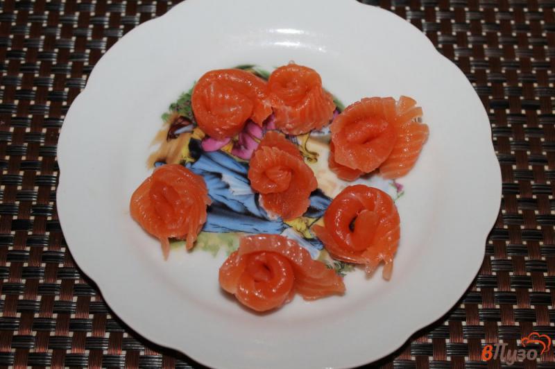 Фото приготовление рецепта: Тарталетки с красной рыбой и авокадо шаг №3