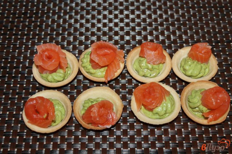 Фото приготовление рецепта: Тарталетки с красной рыбой и авокадо шаг №4