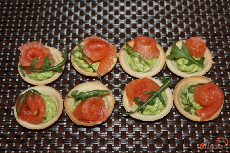 Фото приготовление рецепта: Тарталетки с красной рыбой и авокадо шаг №5