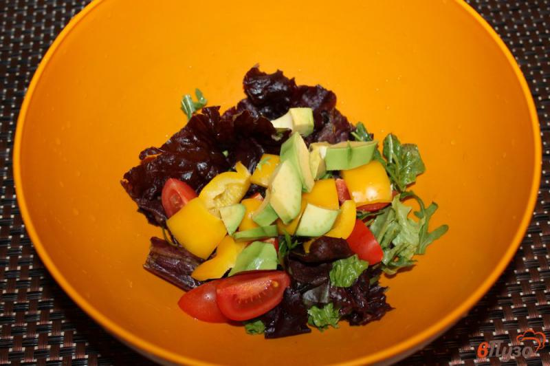 Фото приготовление рецепта: Салат - фреш из авокадо и свежих шампиньонов шаг №3