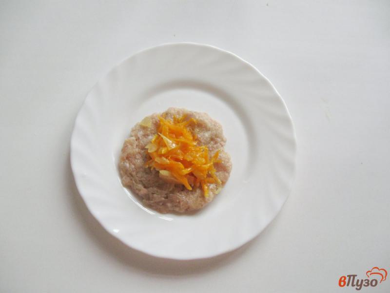 Фото приготовление рецепта: Мясные зразы с морковью луком шаг №4
