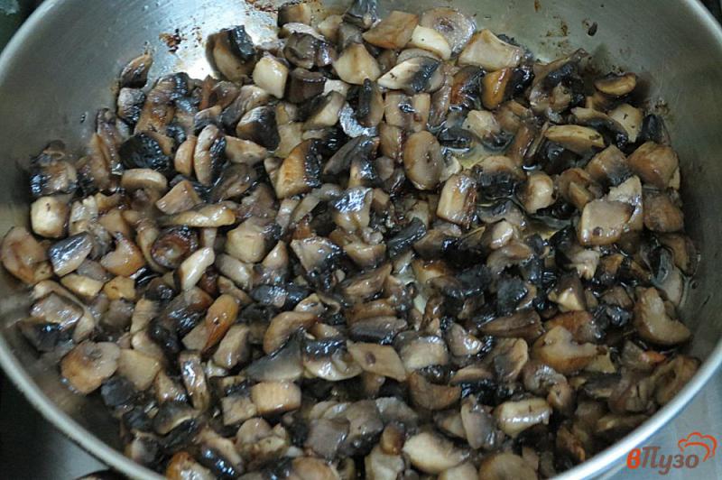 Фото приготовление рецепта: Рогалики с грибами шаг №3