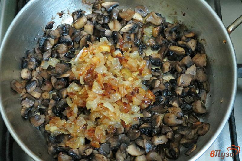 Фото приготовление рецепта: Рогалики с грибами шаг №4
