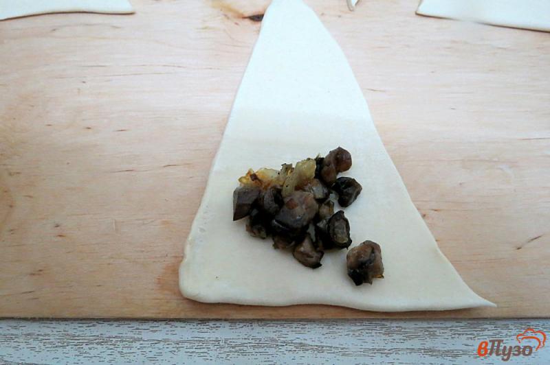 Фото приготовление рецепта: Рогалики с грибами шаг №6