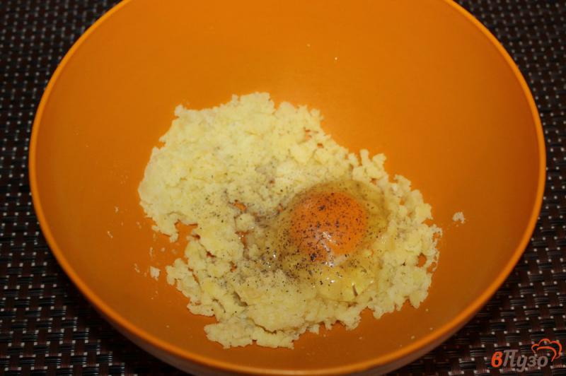 Фото приготовление рецепта: Рулет из картофельного теста с фаршем и кабачком шаг №2