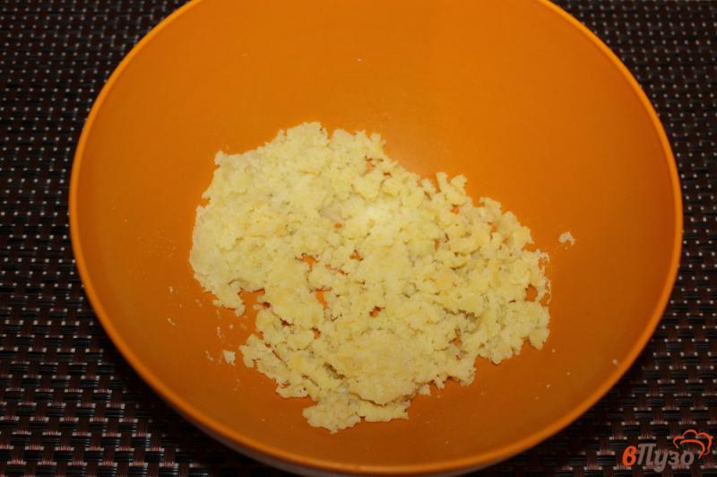 Фото приготовление рецепта: Рулет из картофельного теста с фаршем и кабачком шаг №1