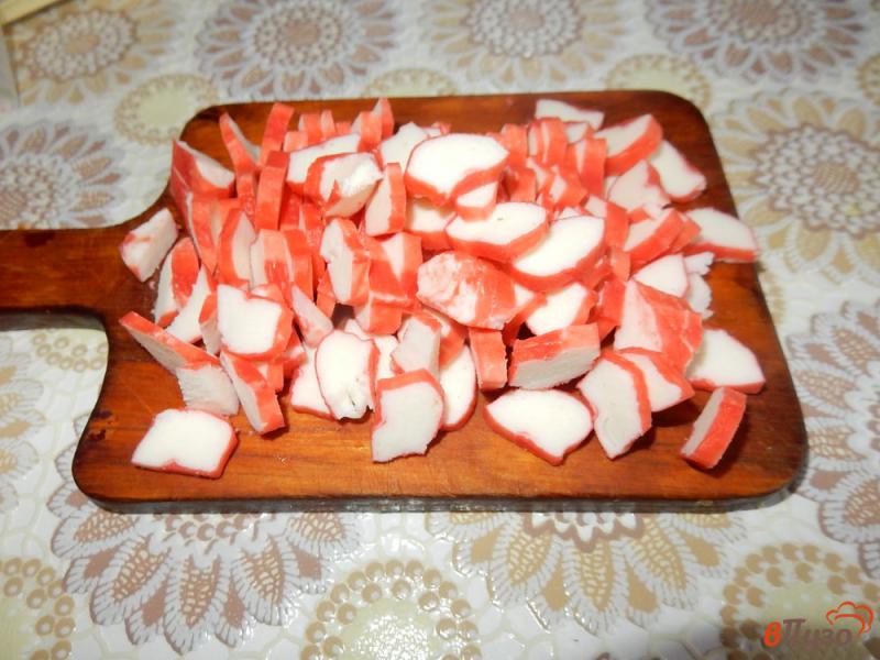 Фото приготовление рецепта: Салат с крабовыми палочками шаг №4