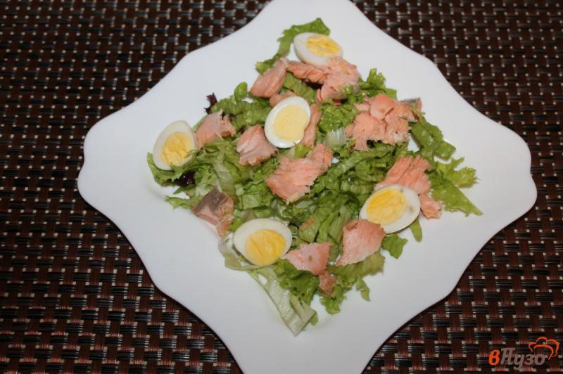Фото приготовление рецепта: Салат с отварным лососем, перепелиными яйцами и авокадо шаг №3