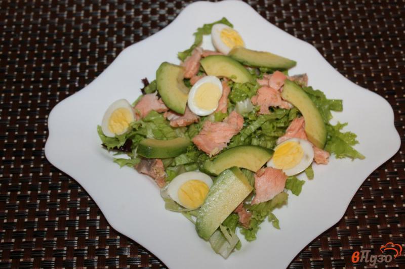 Фото приготовление рецепта: Салат с отварным лососем, перепелиными яйцами и авокадо шаг №4