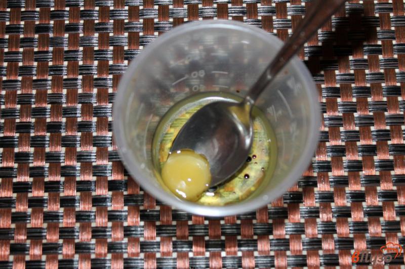Фото приготовление рецепта: Салат с отварным лососем, перепелиными яйцами и авокадо шаг №5