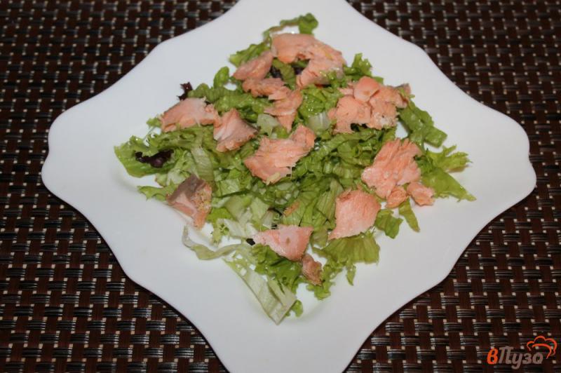 Фото приготовление рецепта: Салат с отварным лососем, перепелиными яйцами и авокадо шаг №2