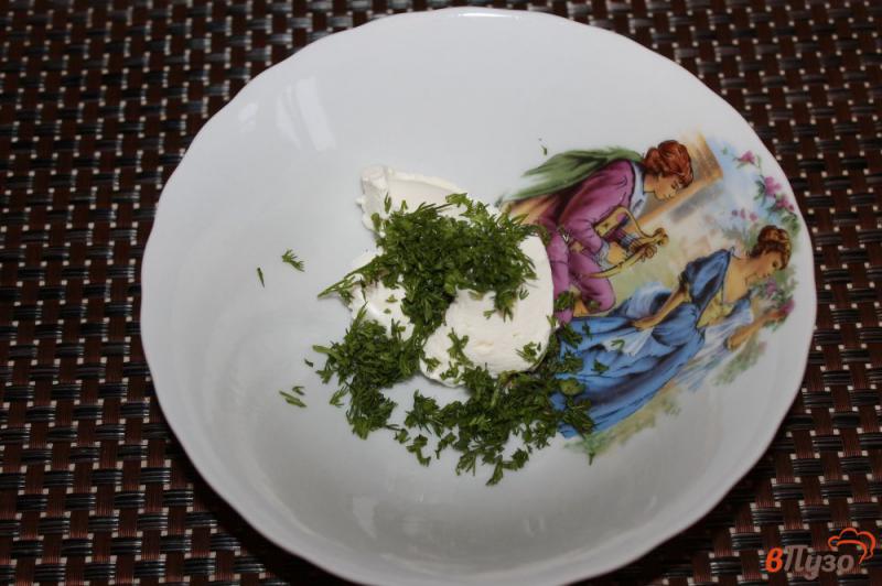 Фото приготовление рецепта: Праздничные тарталетки с крем сыром, зеленью и красной икрой шаг №2