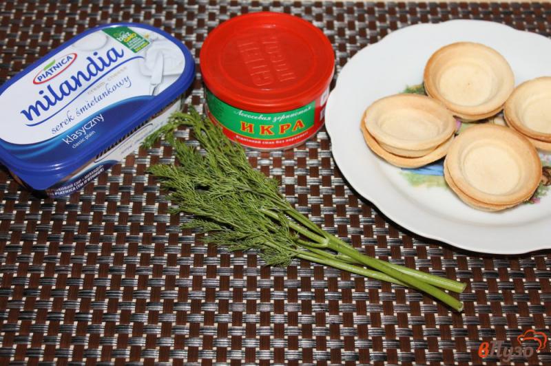 Фото приготовление рецепта: Праздничные тарталетки с крем сыром, зеленью и красной икрой шаг №1