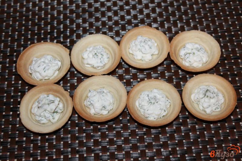 Фото приготовление рецепта: Праздничные тарталетки с крем сыром, зеленью и красной икрой шаг №3