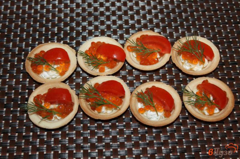 Фото приготовление рецепта: Праздничные тарталетки с крем сыром, зеленью и красной икрой шаг №5