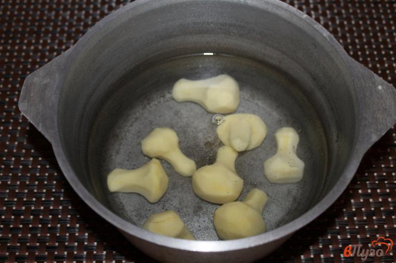 Фото приготовление рецепта: Картофельные грибочки на гарнир шаг №3