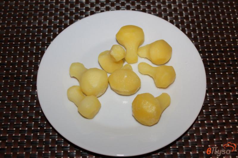 Фото приготовление рецепта: Картофельные грибочки на гарнир шаг №4