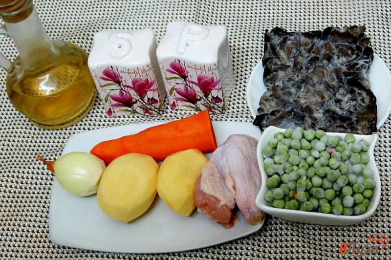 Фото приготовление рецепта: Рагу из овощей с куриными крылышками и опятами шаг №1