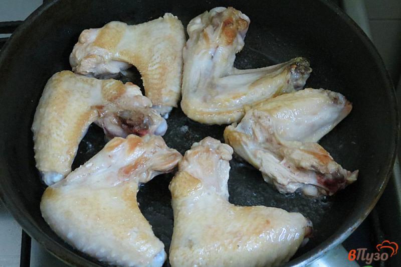 Фото приготовление рецепта: Рагу из овощей с куриными крылышками и опятами шаг №2