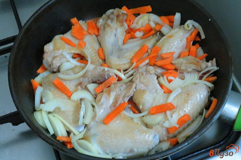 Фото приготовление рецепта: Рагу из овощей с куриными крылышками и опятами шаг №4