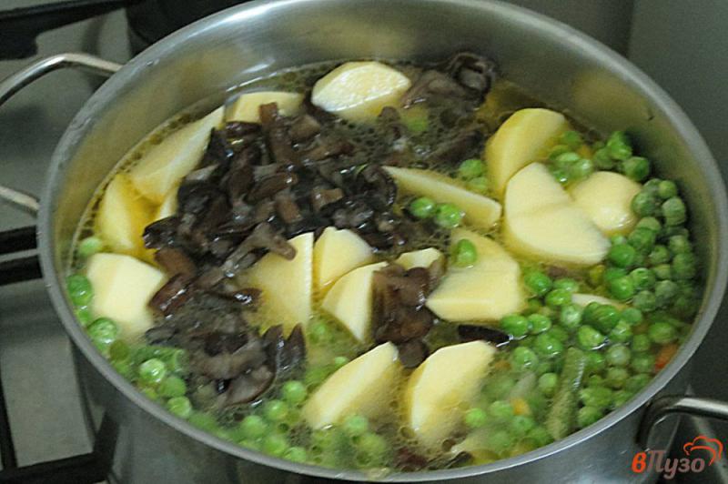 Фото приготовление рецепта: Рагу из овощей с куриными крылышками и опятами шаг №7