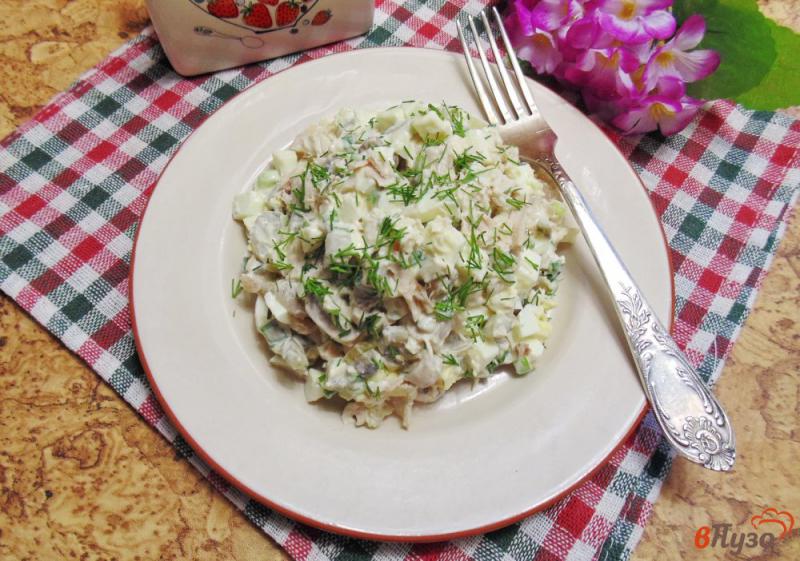 Фото приготовление рецепта: Салат из отварной индейки с грибами шаг №8