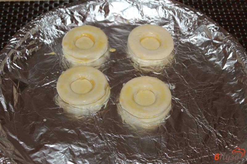 Фото приготовление рецепта: Волованы из слоеного теста с салатом шаг №4