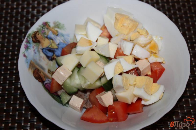 Фото приготовление рецепта: Салат из отварной телятины, сыра и яиц шаг №4