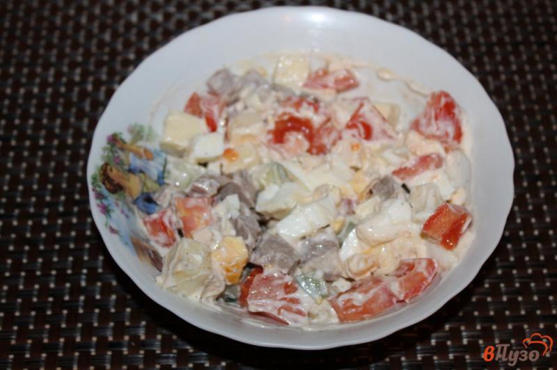 Фото приготовление рецепта: Салат из отварной телятины, сыра и яиц шаг №5