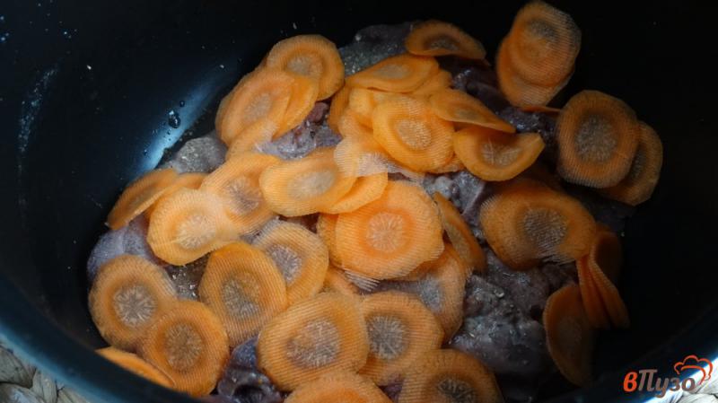 Фото приготовление рецепта: Печень тушеная с овощами в мультиварке шаг №3