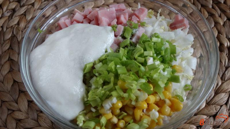 Фото приготовление рецепта: Салат с ветчиной, кукурузой и пекинской капустой шаг №2