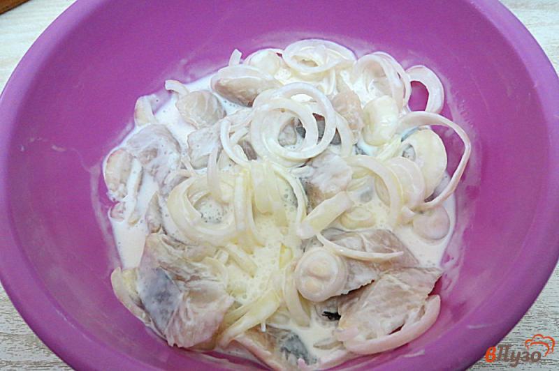 Фото приготовление рецепта: Сельдь под сметанным соусом и луком шаг №4
