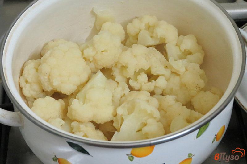 Фото приготовление рецепта: Цветная капуста с сыром моцарелла, сухарями в духовке шаг №3