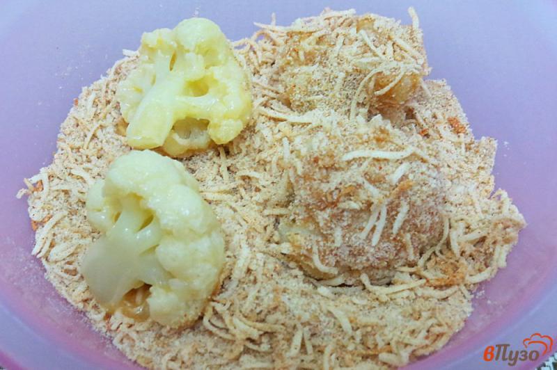Фото приготовление рецепта: Цветная капуста с сыром моцарелла, сухарями в духовке шаг №8