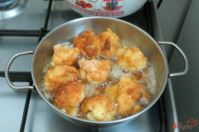 Фото приготовление рецепта: Цветная капуста с сыром моцарелла, сухарями в духовке шаг №9