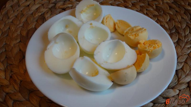 Фото приготовление рецепта: Фаршированные яйца с сельдью и свеклой шаг №2