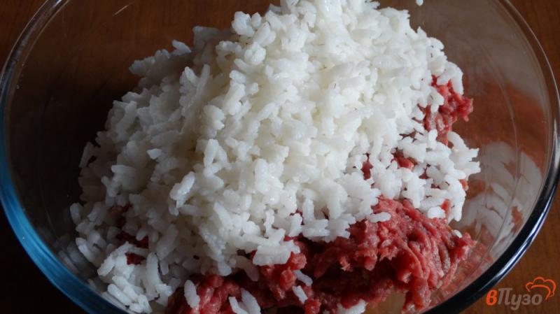 Фото приготовление рецепта: Тефтели из говядины с жемчужным рисом шаг №2