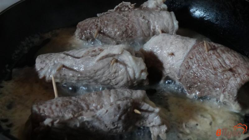 Фото приготовление рецепта: Рулетики из свинины с ветчиной и сыром шаг №5