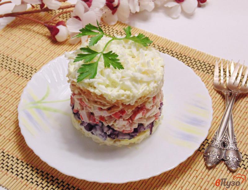 Фото приготовление рецепта: Салат с крабовыми палочками и ветчиной шаг №9