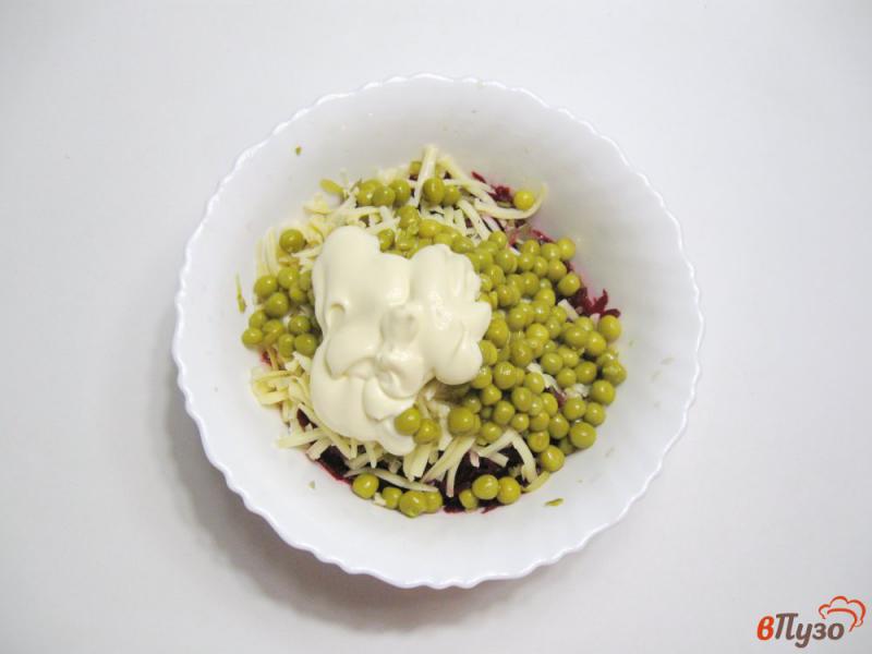 Фото приготовление рецепта: Свекольный салат с зеленым горошком шаг №5