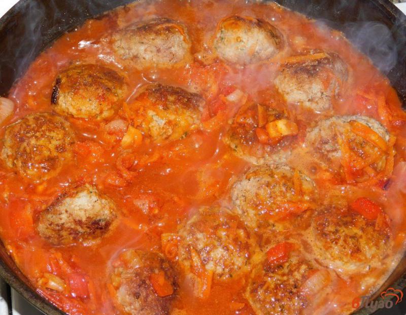 Фото приготовление рецепта: Тефтели с овощами в томатном соусе шаг №7