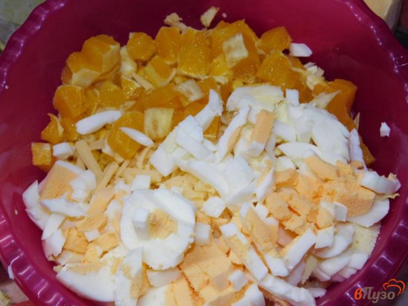 Фото приготовление рецепта: Салат с кукурузой и апельсинами шаг №4